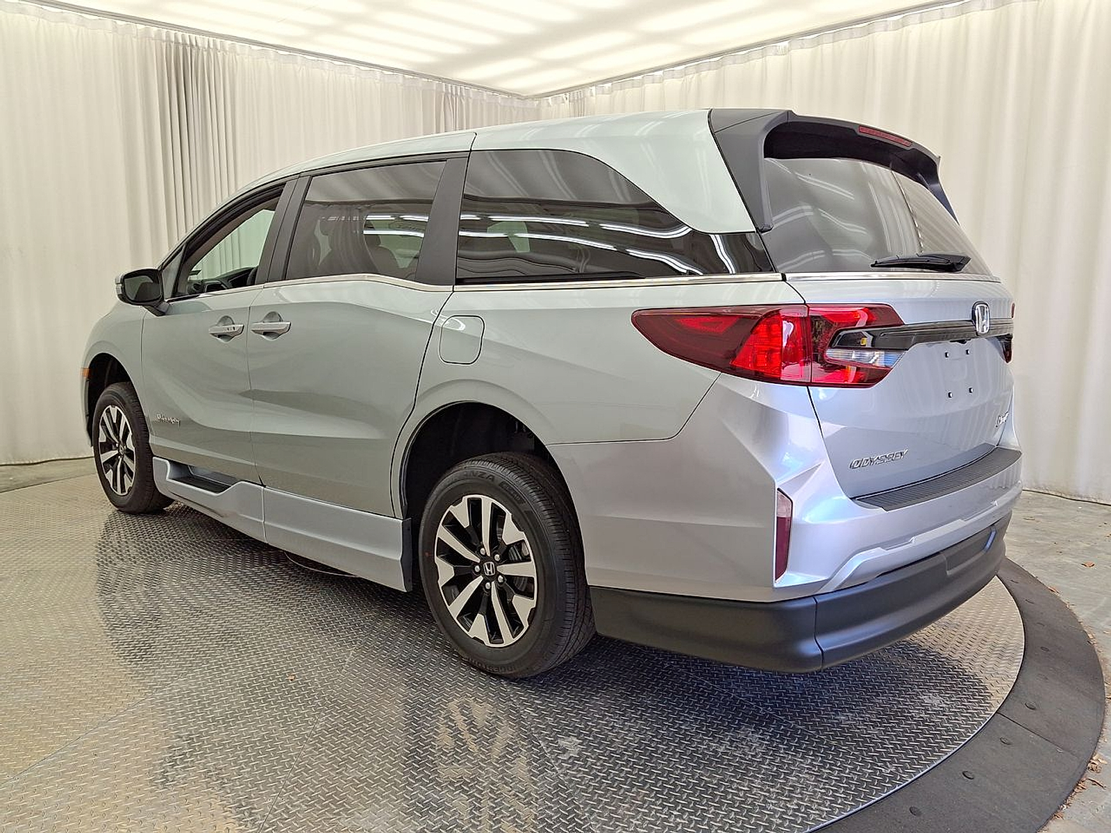 2025 Honda Odyssey EX-L - Photo 25