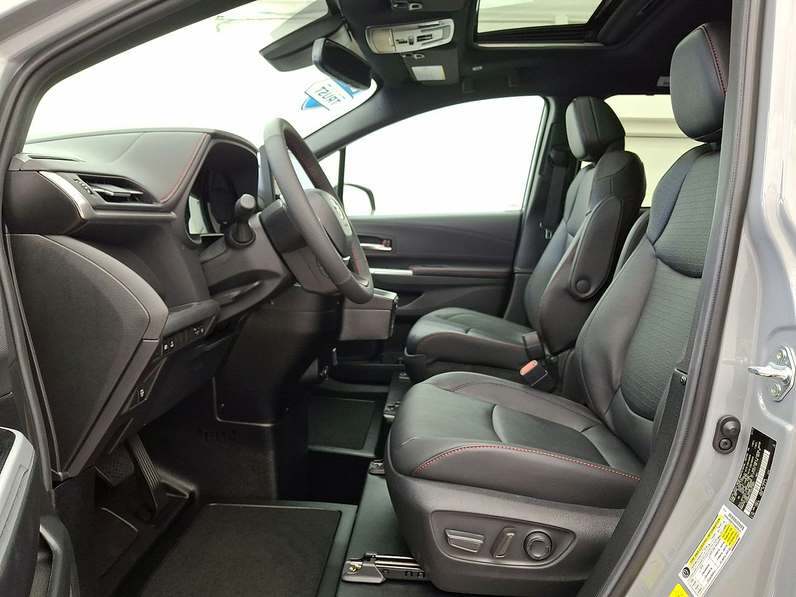 2025 Toyota Sienna XSE - Photo 14