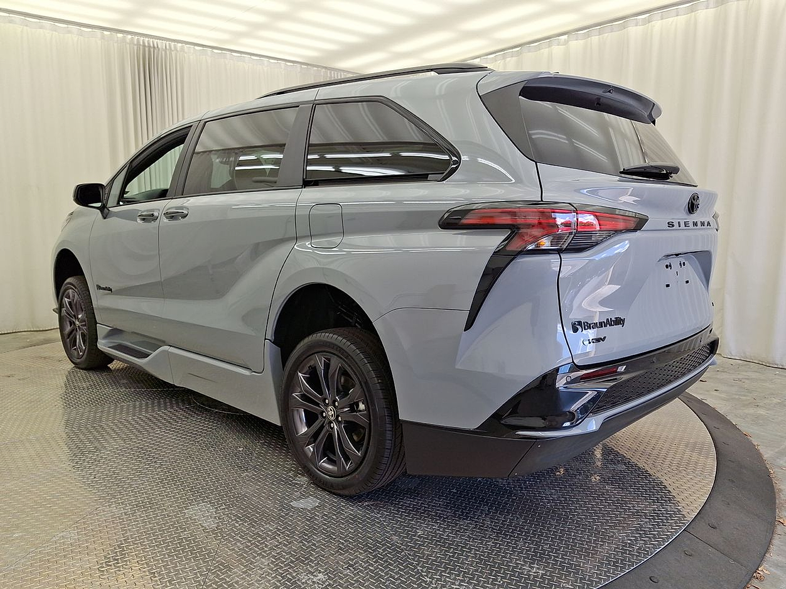 2025 Toyota Sienna XSE - Photo 25