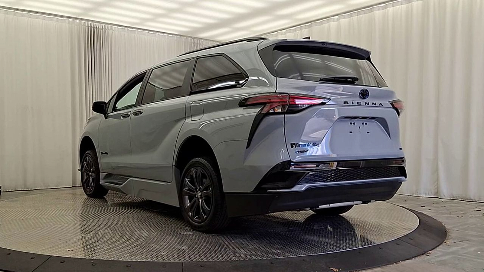2025 Toyota Sienna XSE - Photo 12