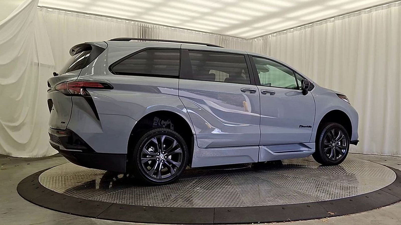 2025 Toyota Sienna XSE - Photo 10