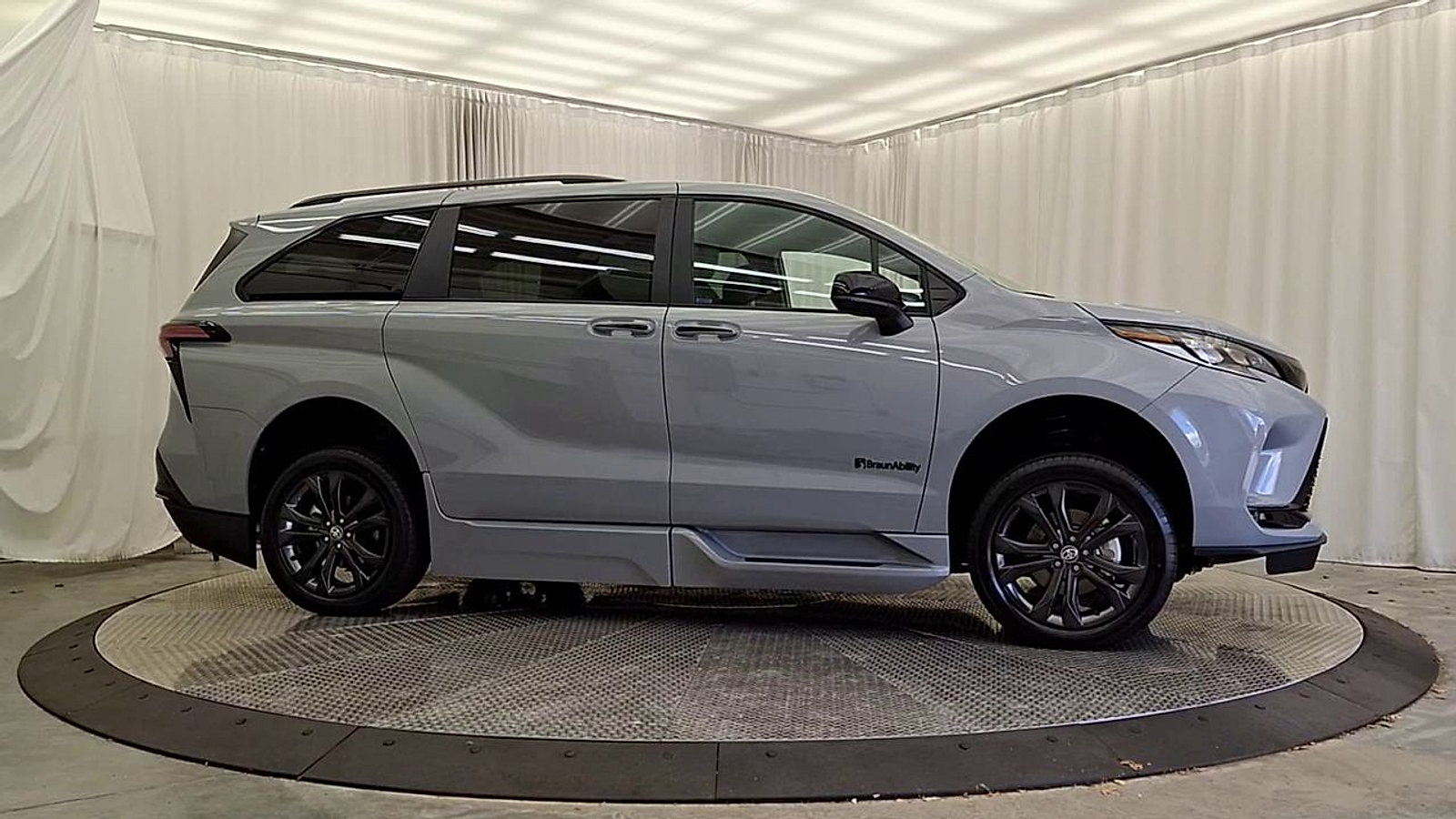 2025 Toyota Sienna XSE - Photo 9