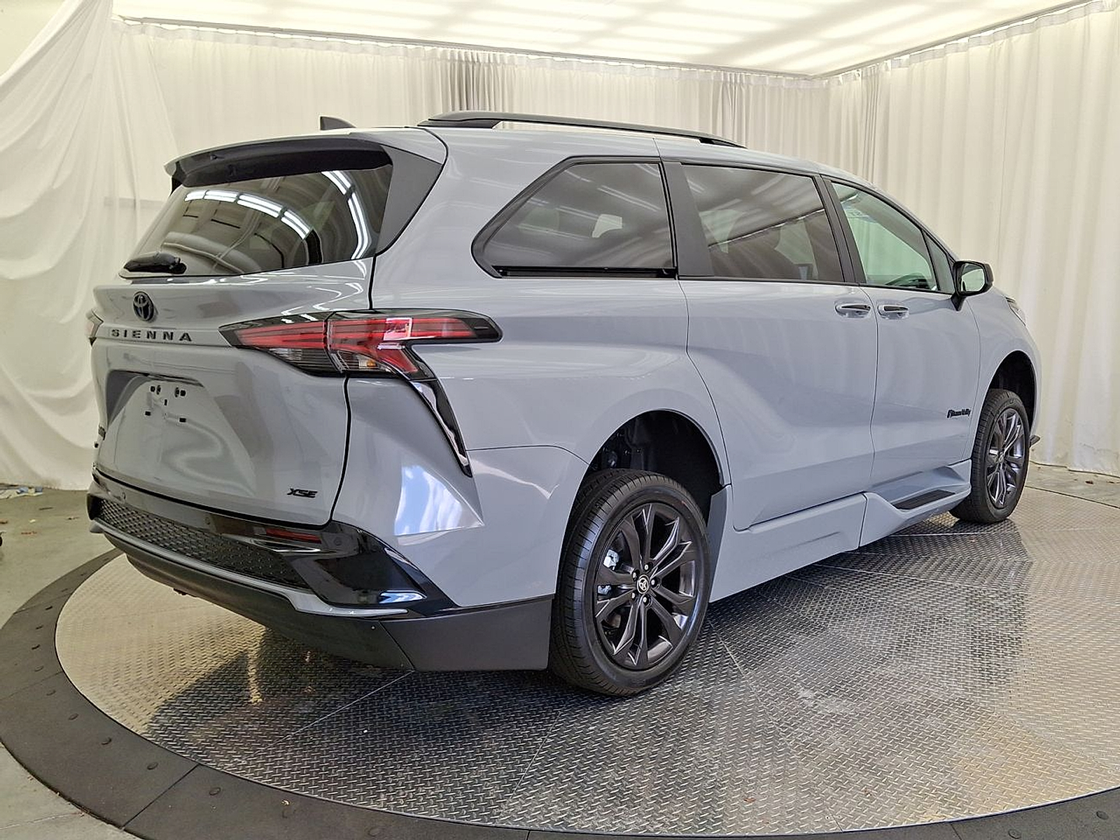 2025 Toyota Sienna XSE - Photo 28