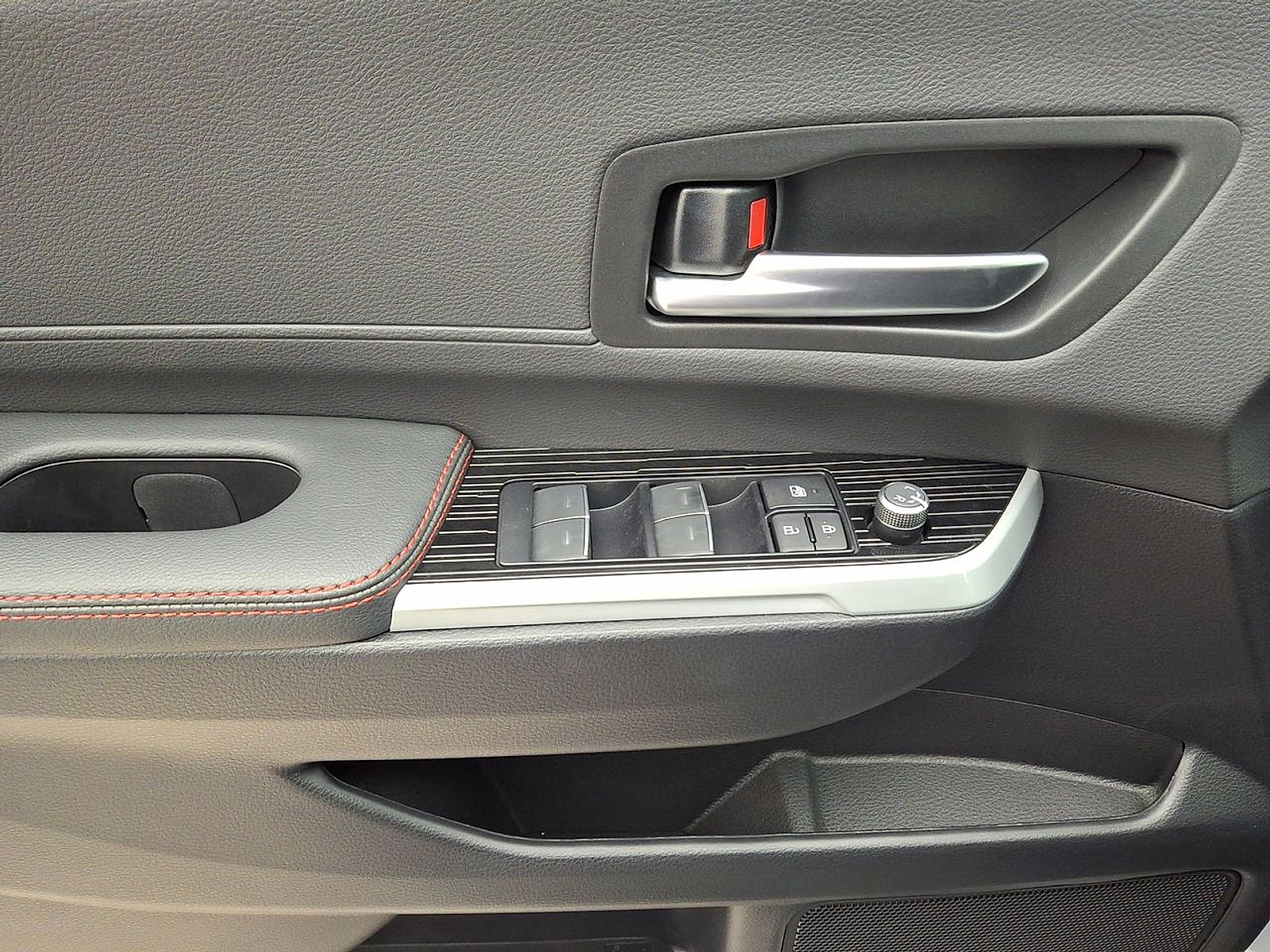 2025 Toyota Sienna XSE - Photo 13