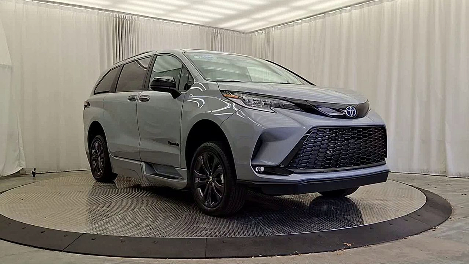 2025 Toyota Sienna XSE - Photo 7