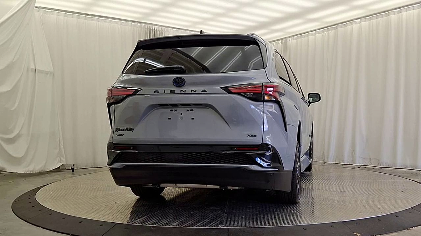 2025 Toyota Sienna XSE - Photo 11