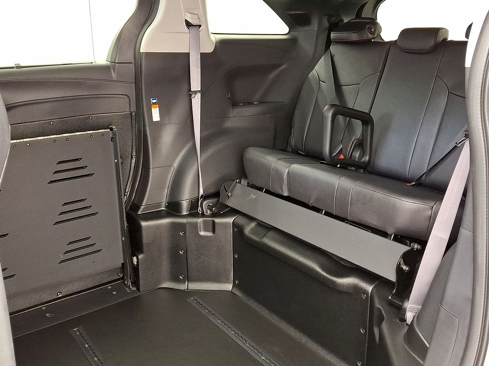 2025 Toyota Sienna XSE - Photo 23