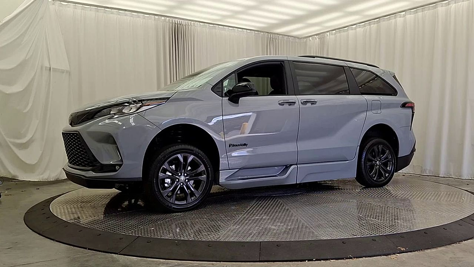 2025 Toyota Sienna XSE - Photo 4