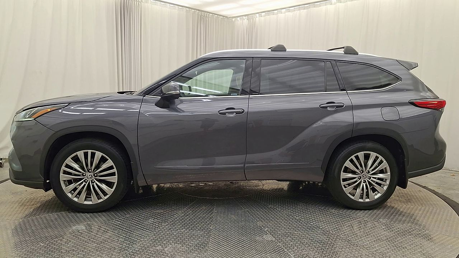 Used 2022 Toyota Highlander Truck