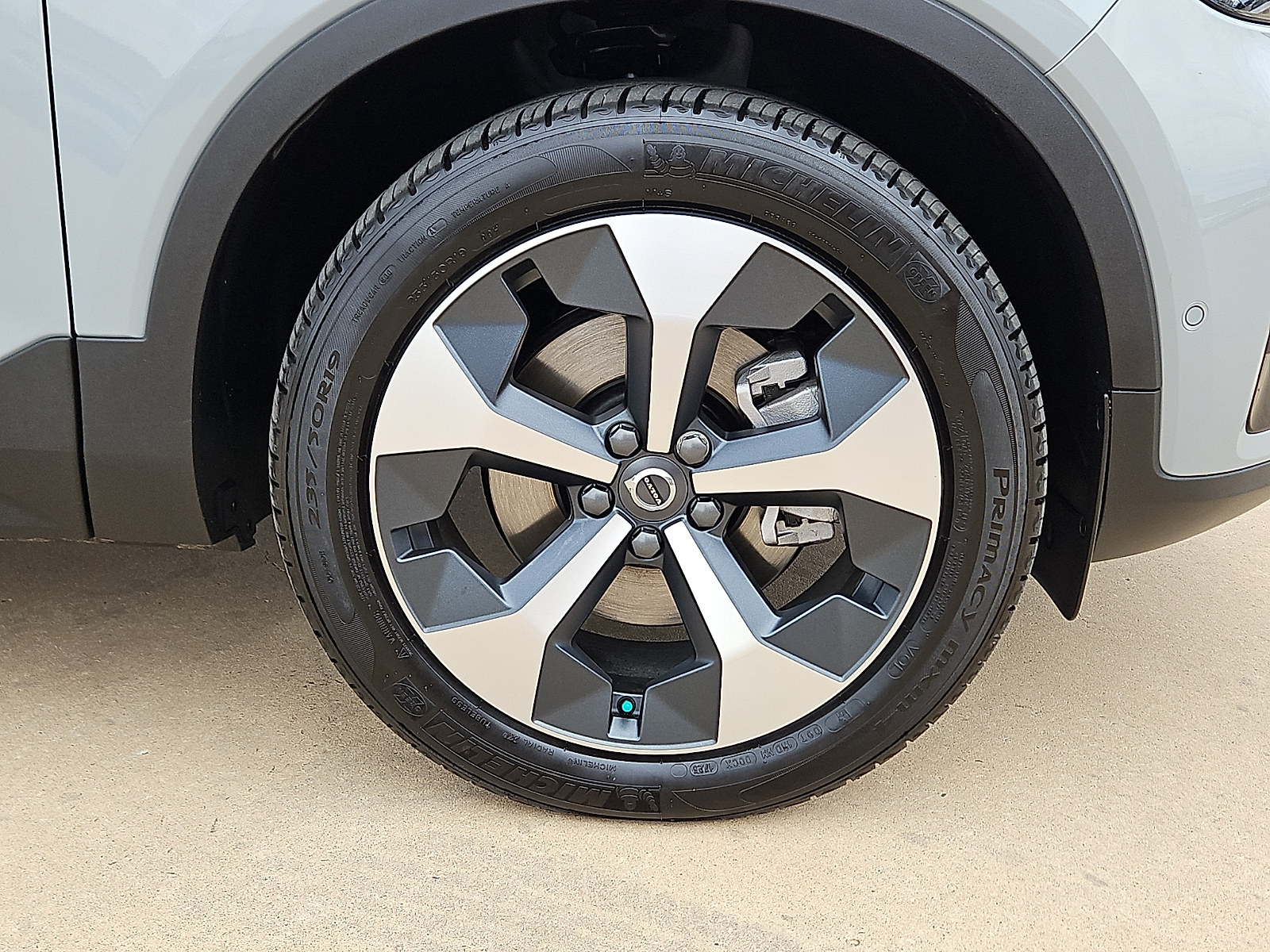 2026 Volvo XC40 Plus, B5 AWD Gas (mild hybrid), Dark - 4