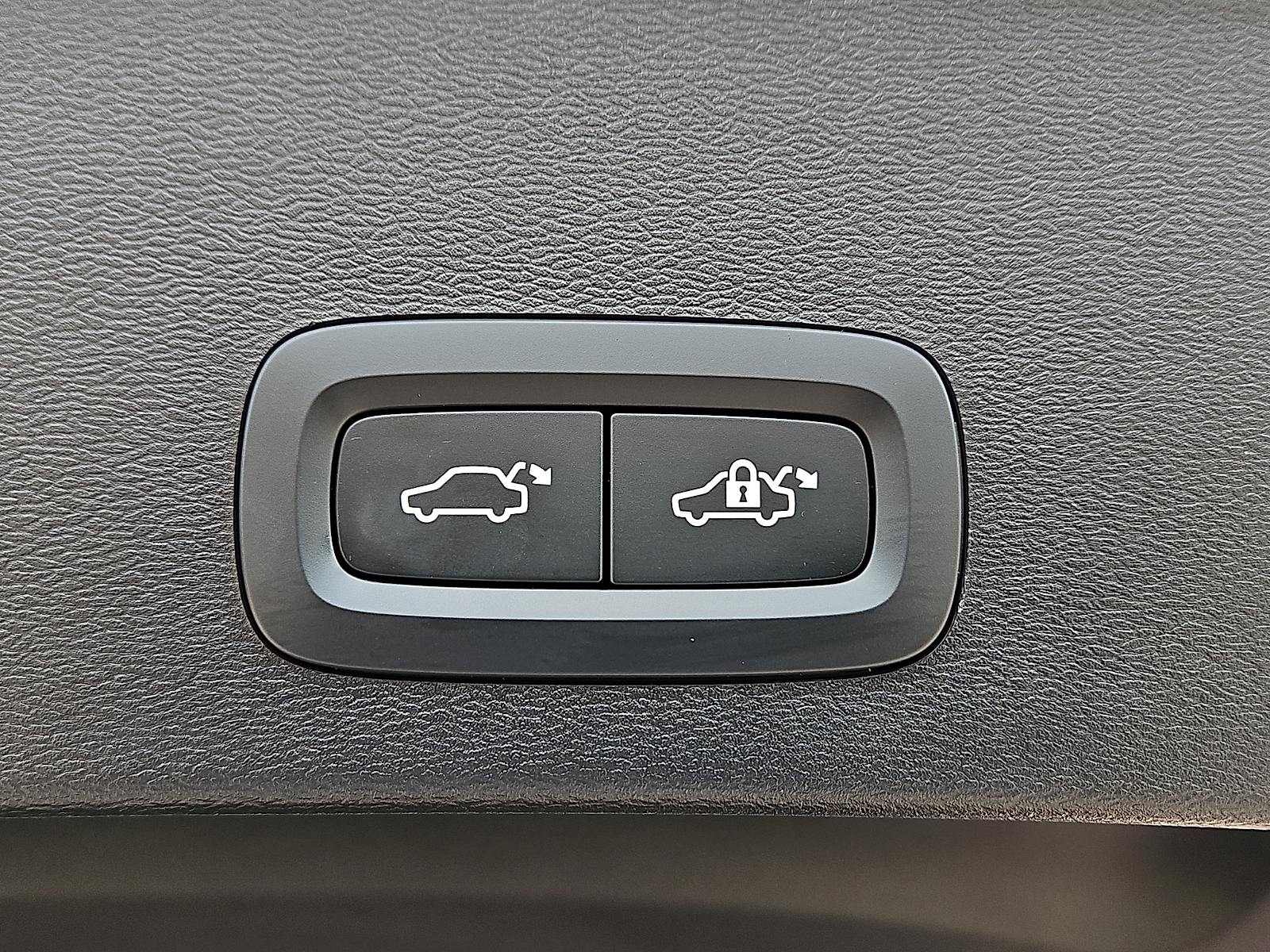 2026 Volvo XC40 Plus, B5 AWD Gas (mild hybrid), Dark - 8