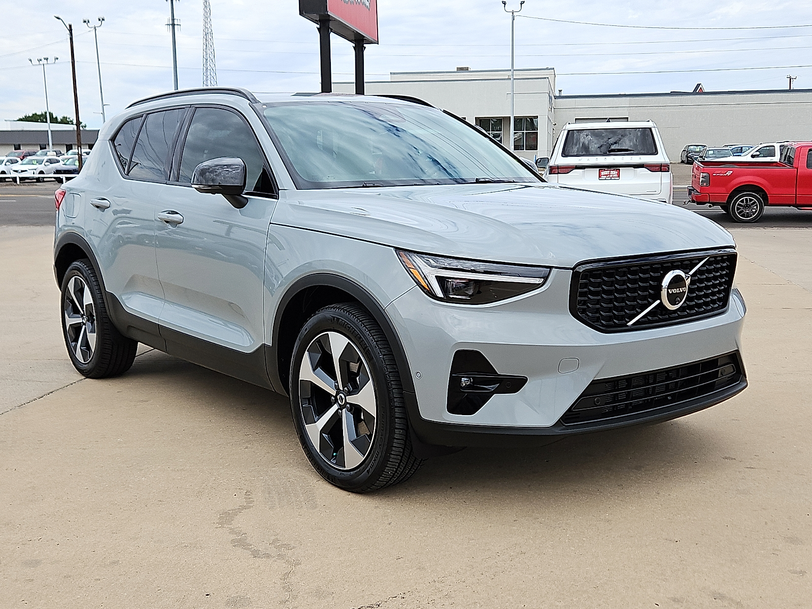 2026 Volvo XC40 Plus, B5 AWD Gas (mild hybrid), Dark - 3