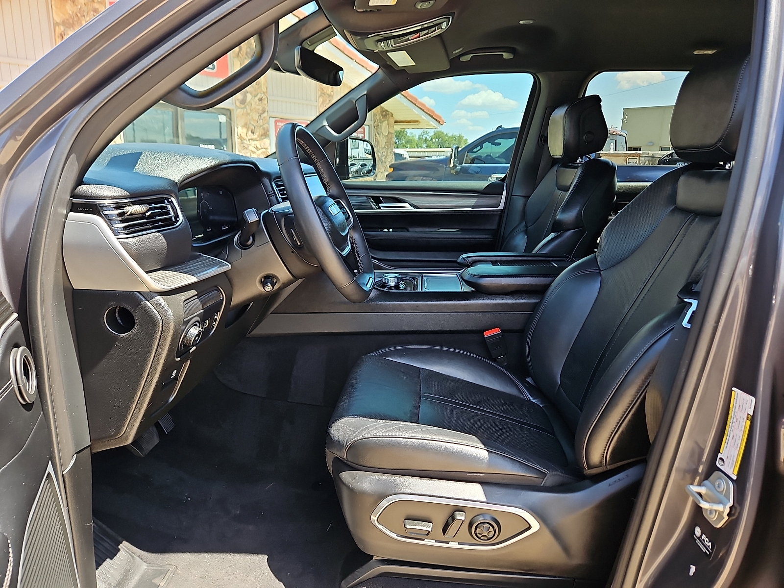 2024 Jeep Wagoneer L Series II 4x2 - 11