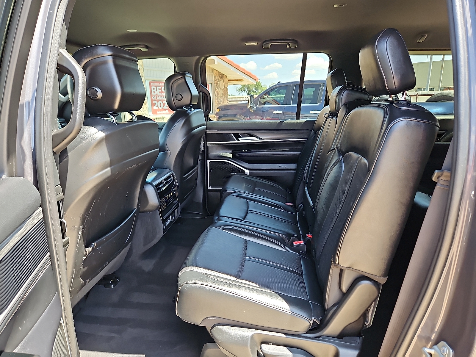 2024 Jeep Wagoneer L Series II 4x2 - 9
