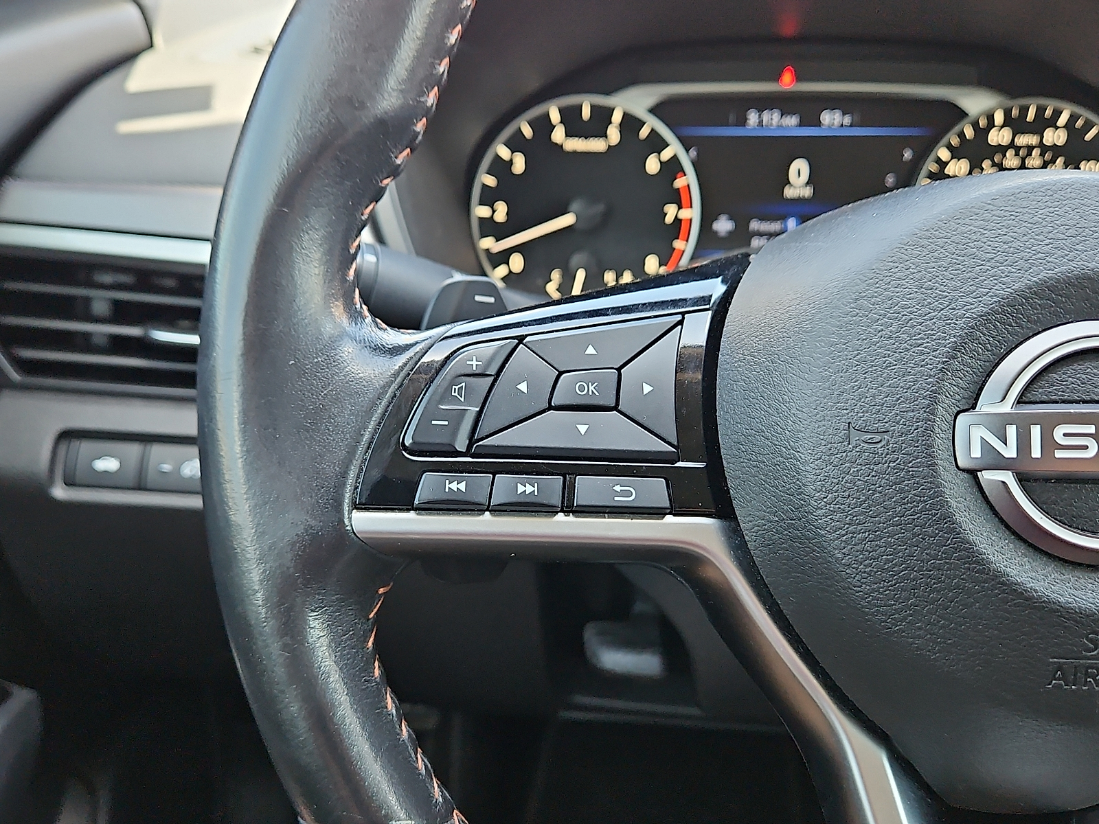2024 Nissan Altima SR FWD Pearl White at Bobby Duby Motors