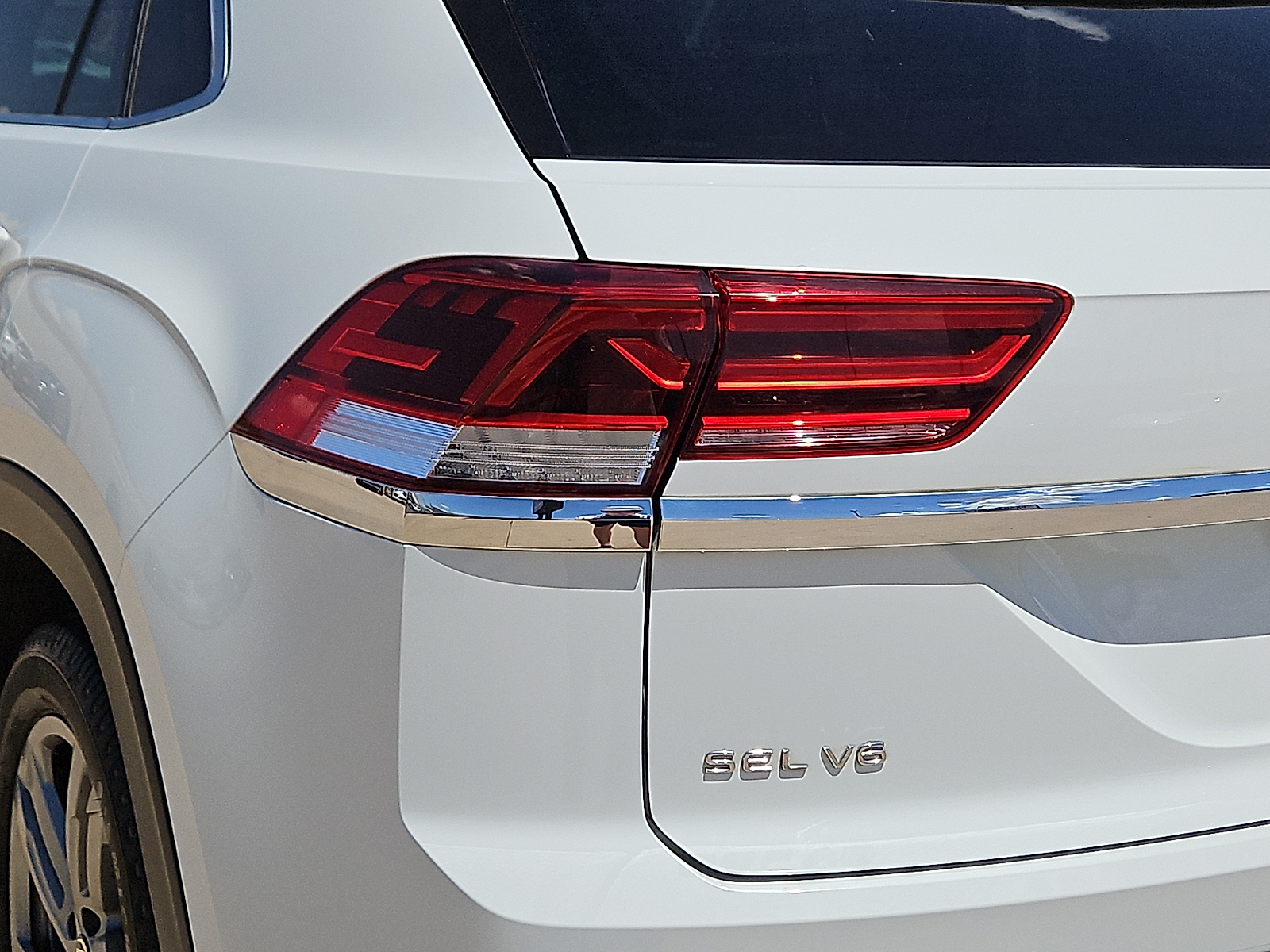 2020 Volkswagen Atlas Cross Sport 3.6L V6 SEL R-Line - 6