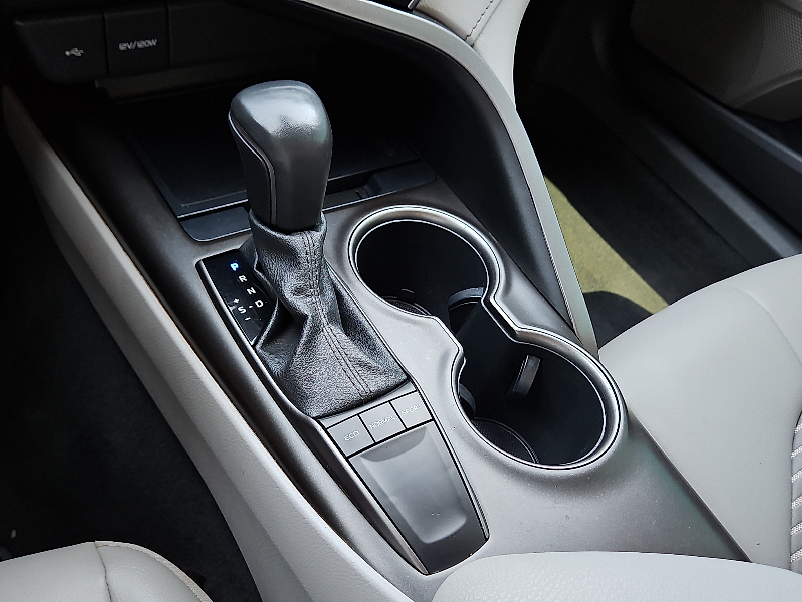 2022 Toyota Camry SE White at Bobby Duby Motors