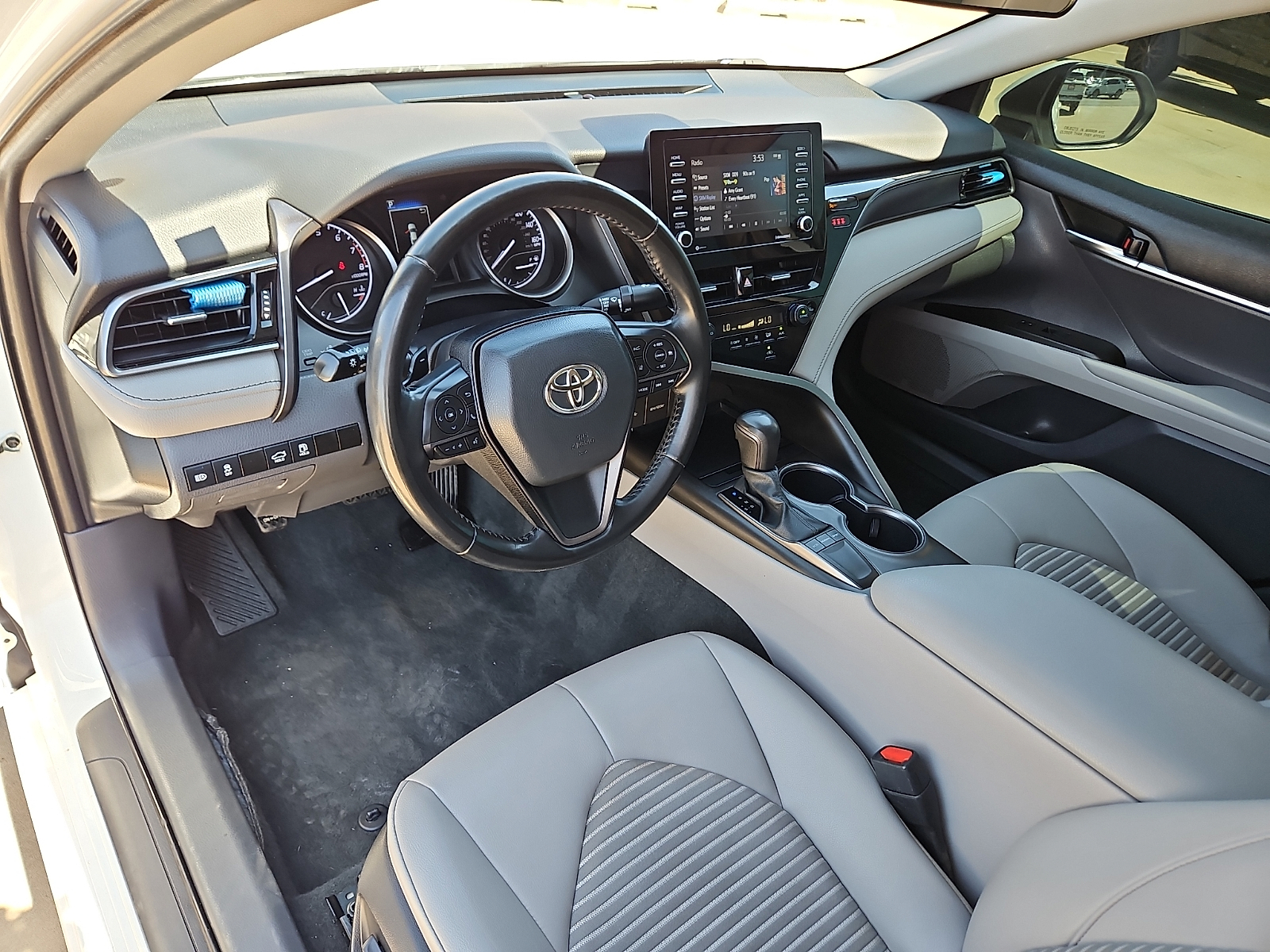 2022 Toyota Camry SE White at Bobby Duby Motors