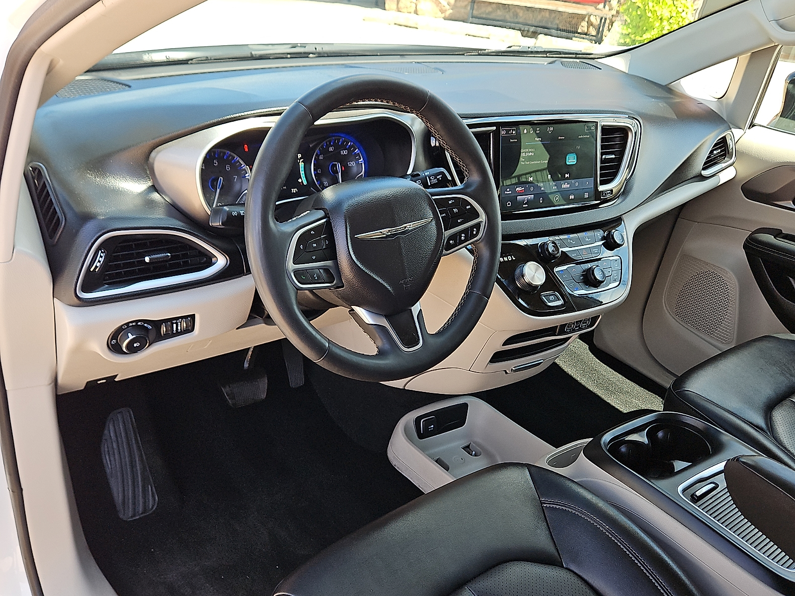 2024 Chrysler Pacifica Touring L - 10