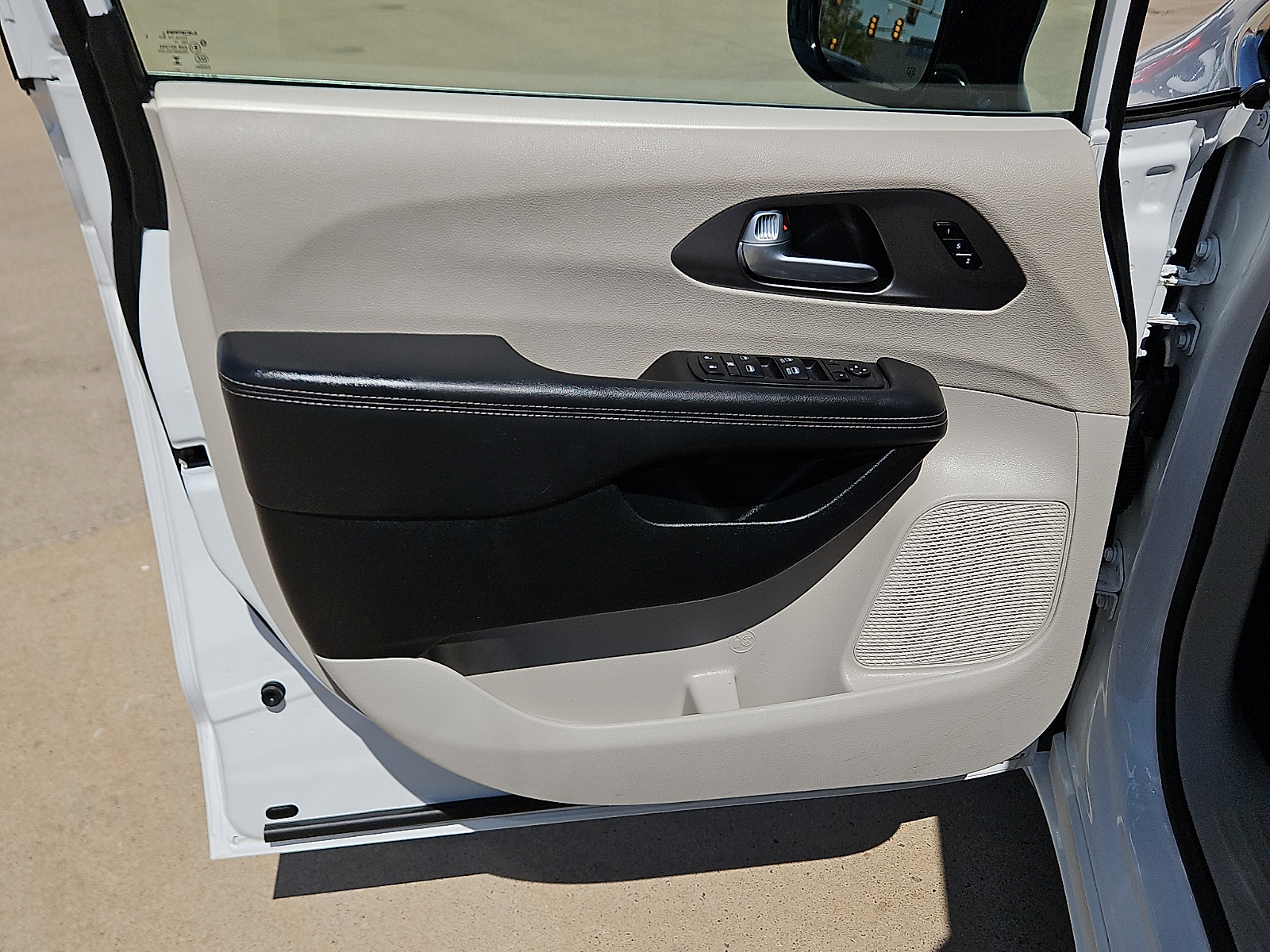 2024 Chrysler Pacifica Touring L - 11