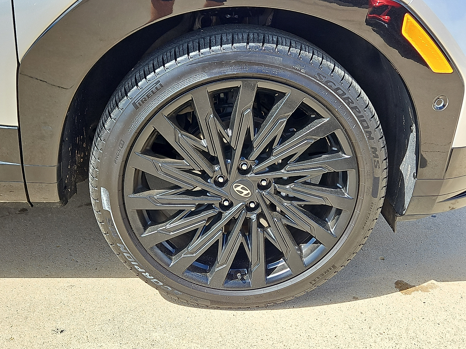 2025 Hyundai Santa Fe photo 5 of 20
