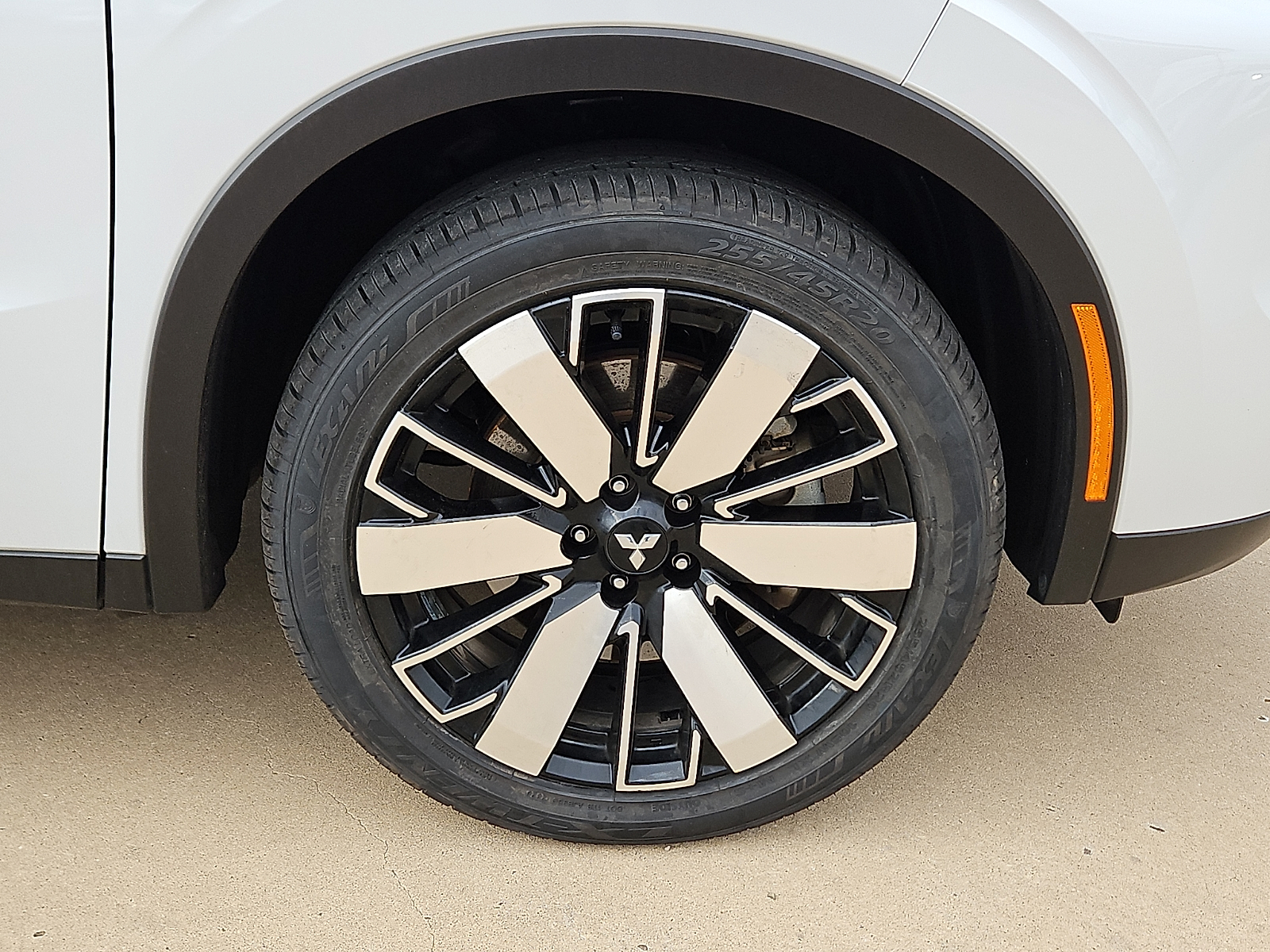 2025 Mitsubishi Outlander photo 5 of 20