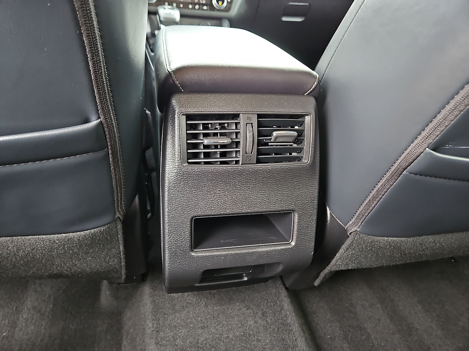 2025 Mitsubishi Outlander photo 8 of 20