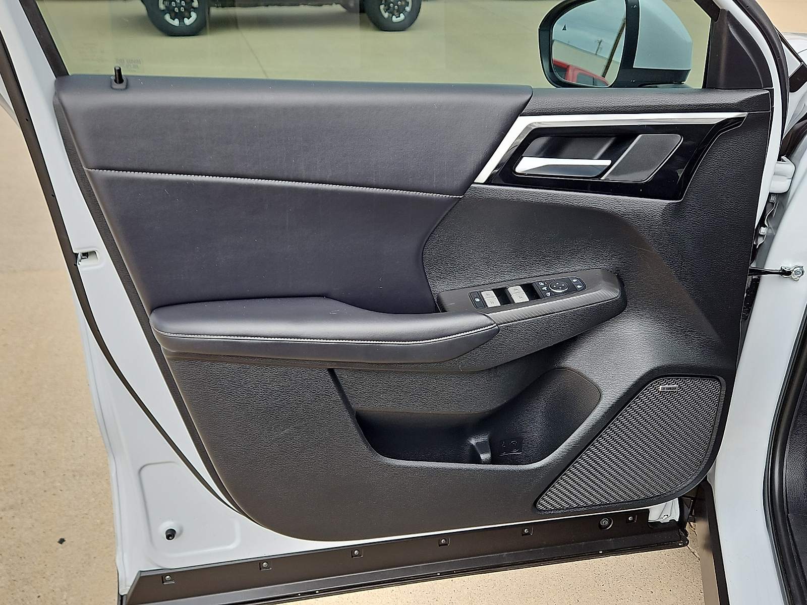 2025 Mitsubishi Outlander photo 12 of 20