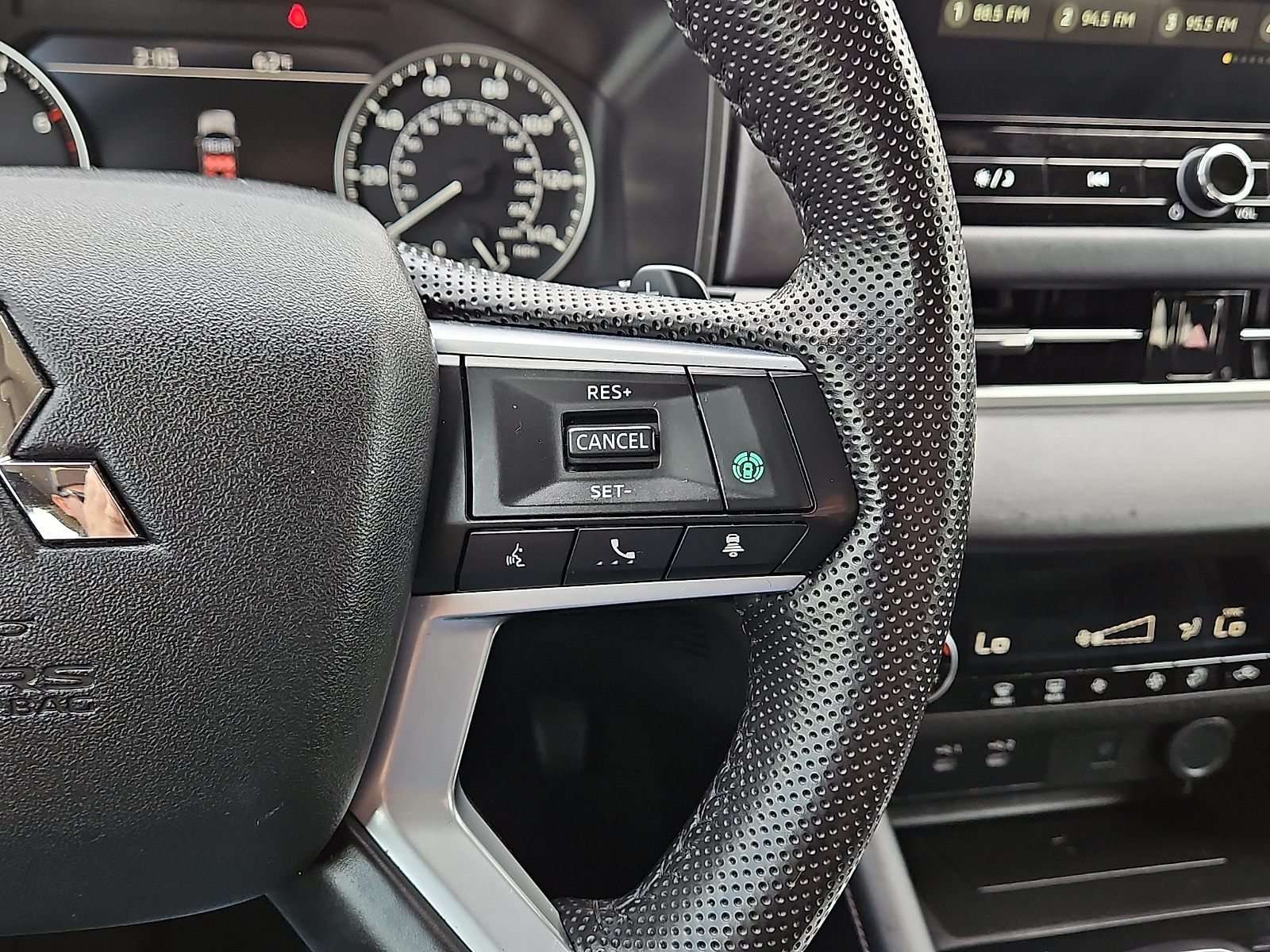 2025 Mitsubishi Outlander photo 18 of 20