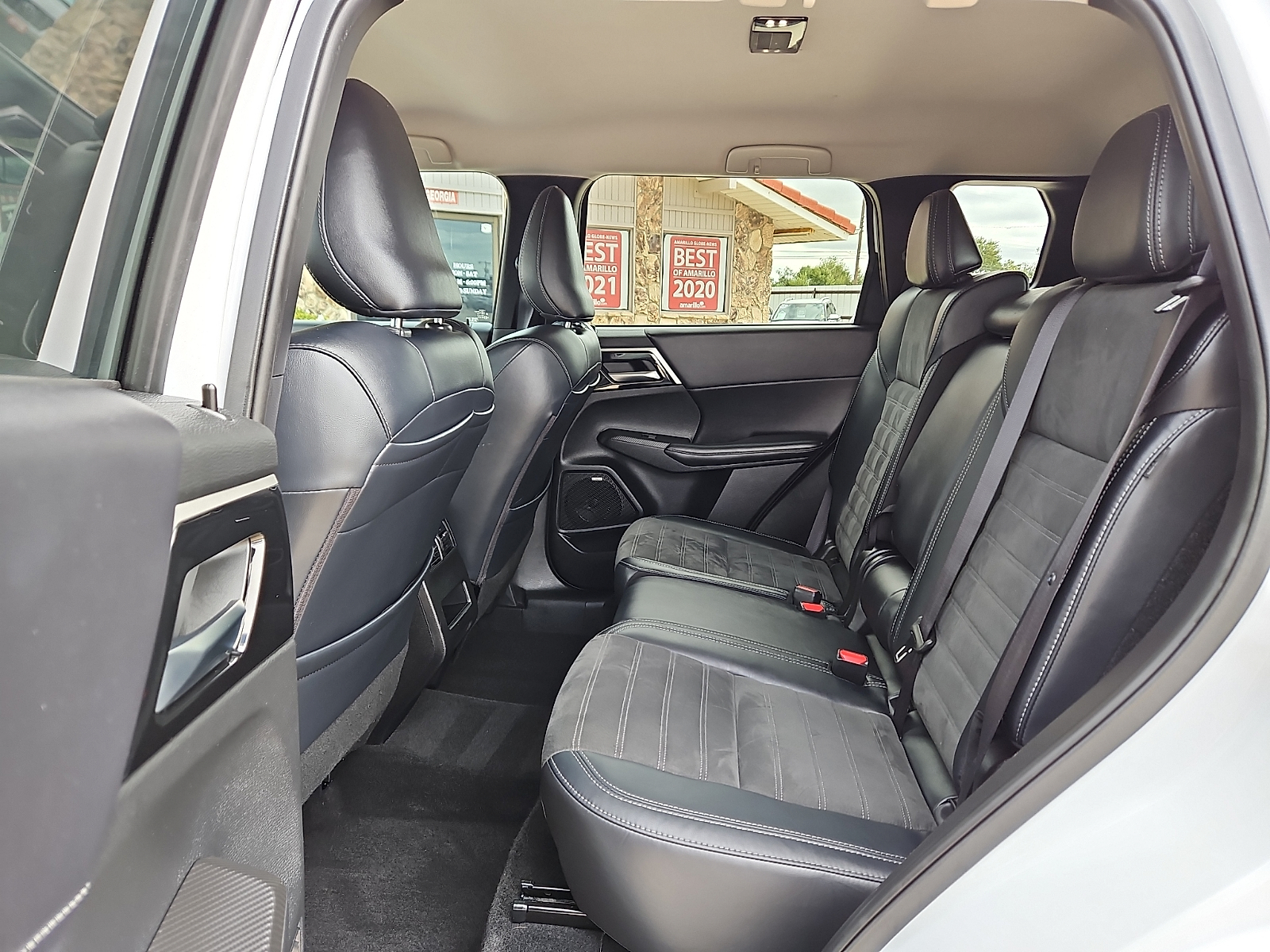 2025 Mitsubishi Outlander photo 9 of 20