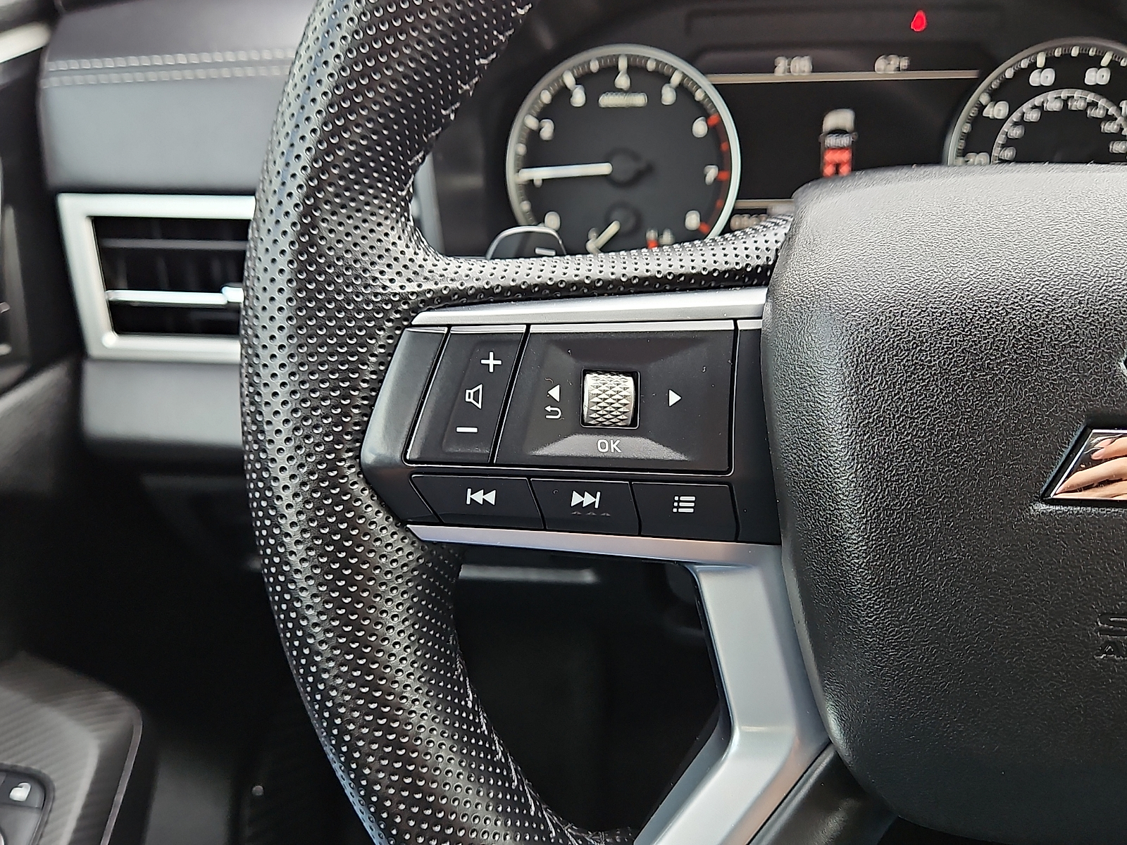 2025 Mitsubishi Outlander photo 17 of 20
