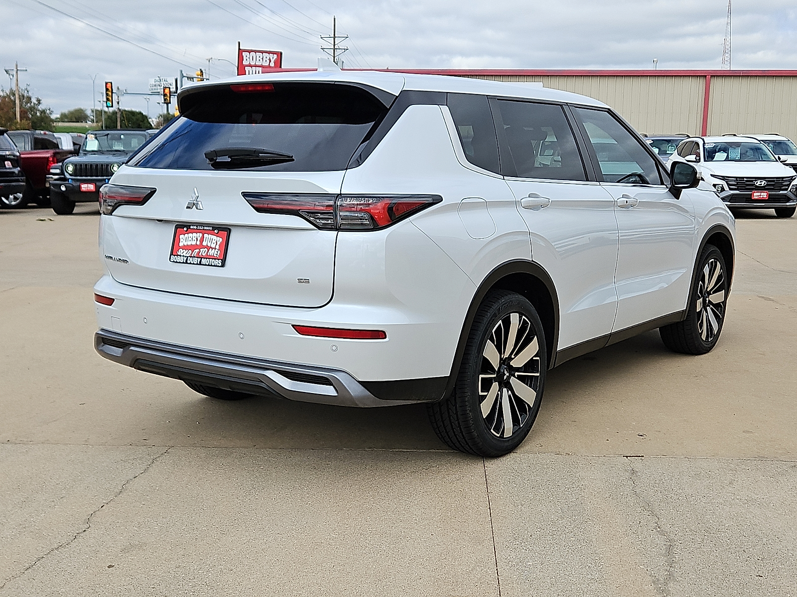2025 Mitsubishi Outlander photo 3 of 20