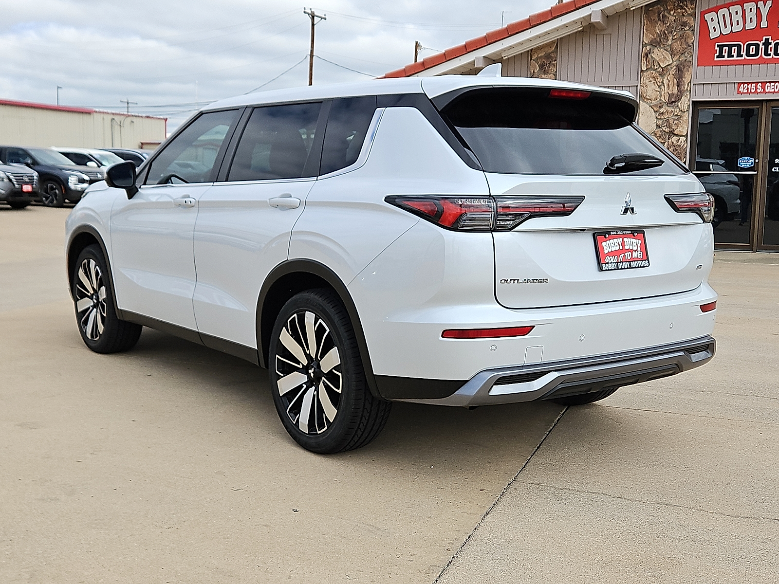 2025 Mitsubishi Outlander photo 2 of 20