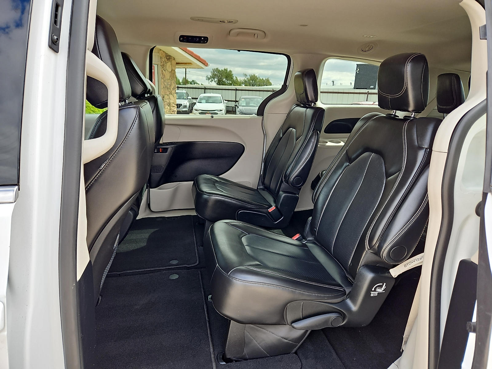 2024 Chrysler Pacifica photo 10 of 20