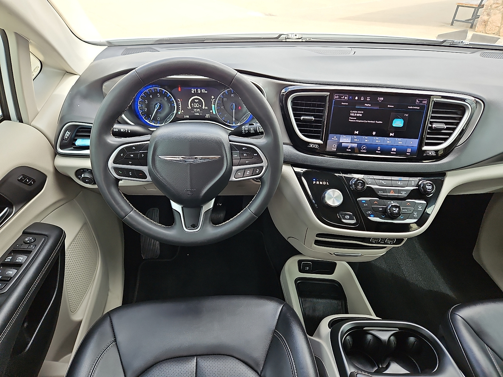 2024 Chrysler Pacifica photo 8 of 20