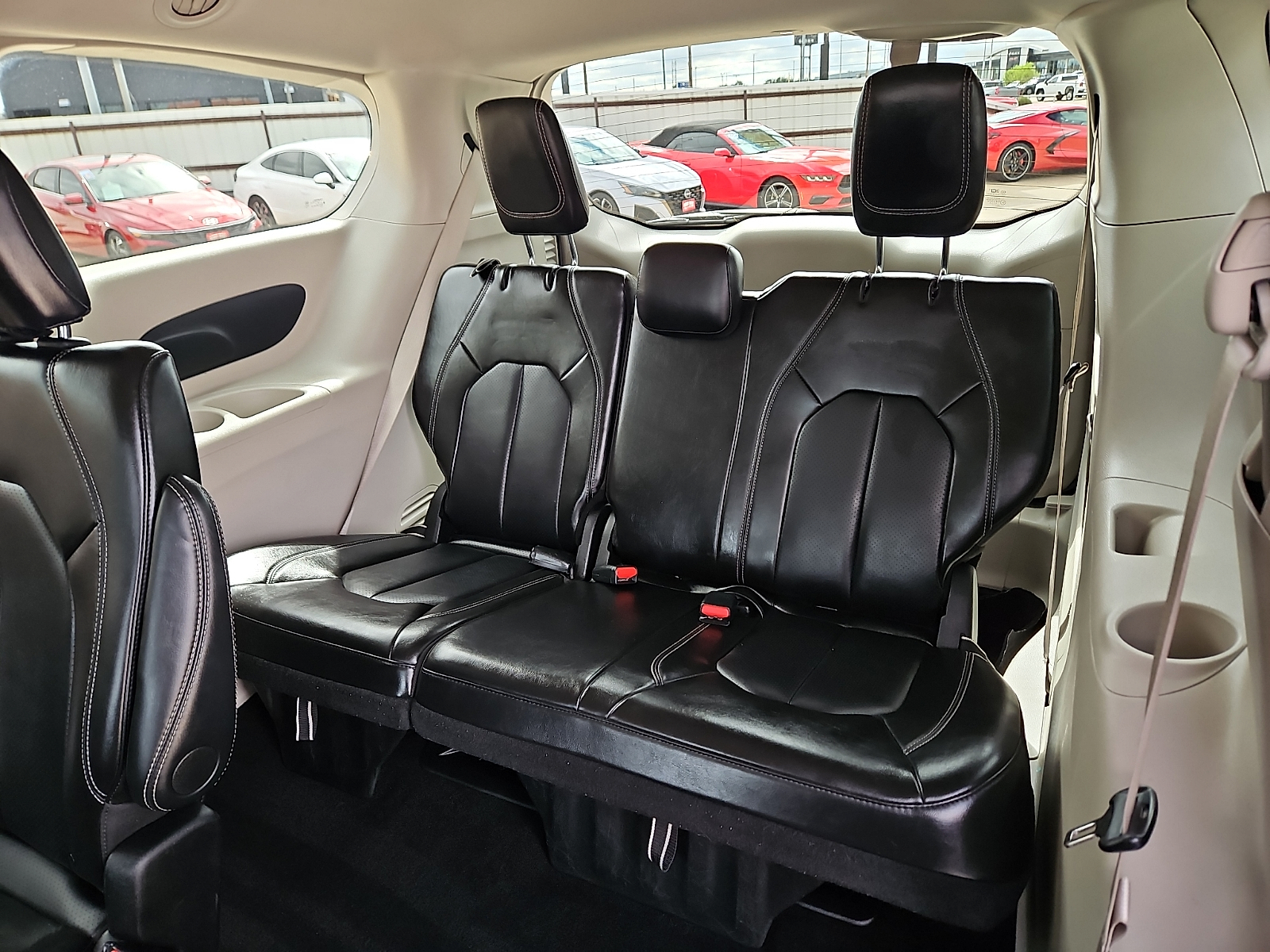2024 Chrysler Pacifica photo 9 of 20