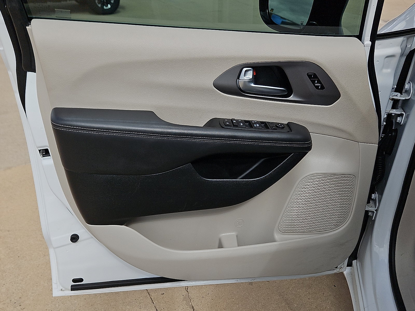 2024 Chrysler Pacifica photo 13 of 20