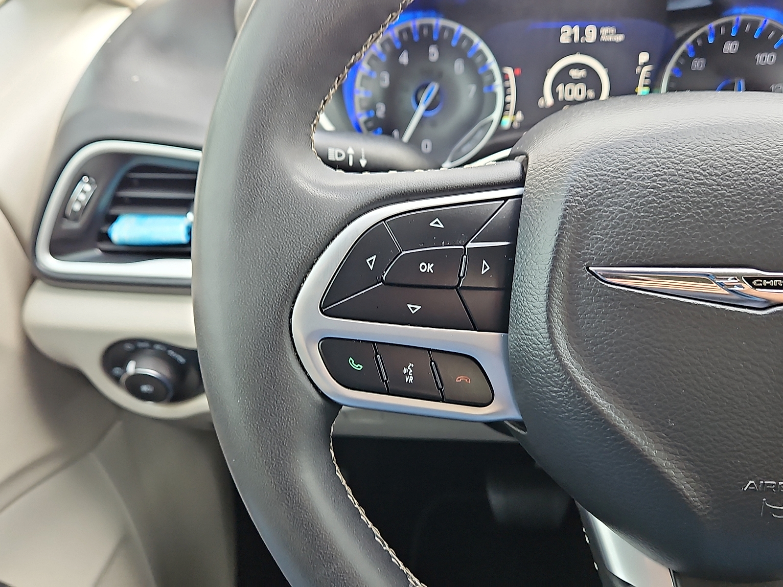 2024 Chrysler Pacifica photo 17 of 20