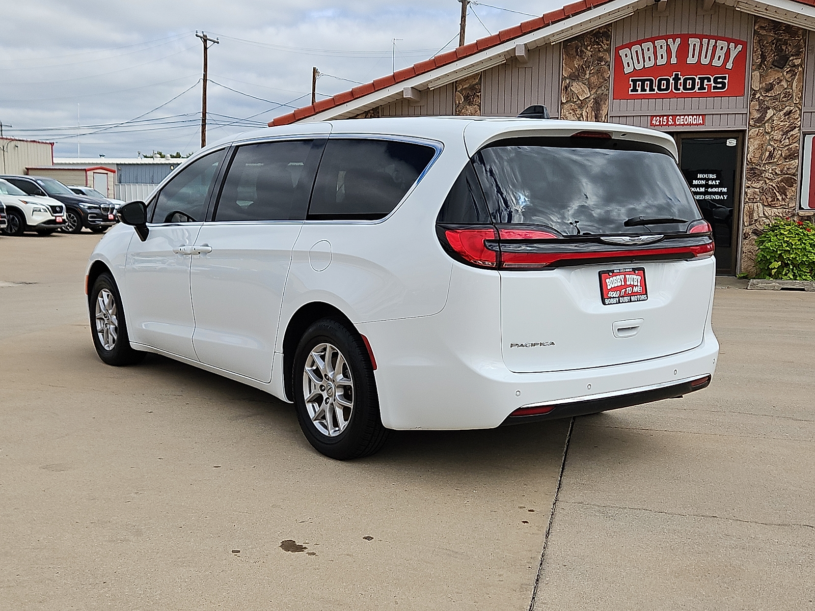 2024 Chrysler Pacifica photo 2 of 20