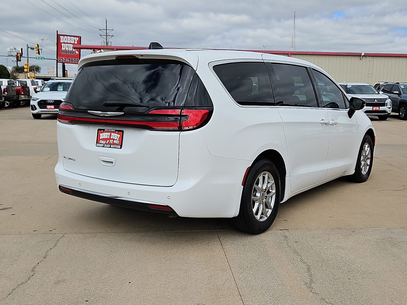 2024 Chrysler Pacifica photo 3 of 20