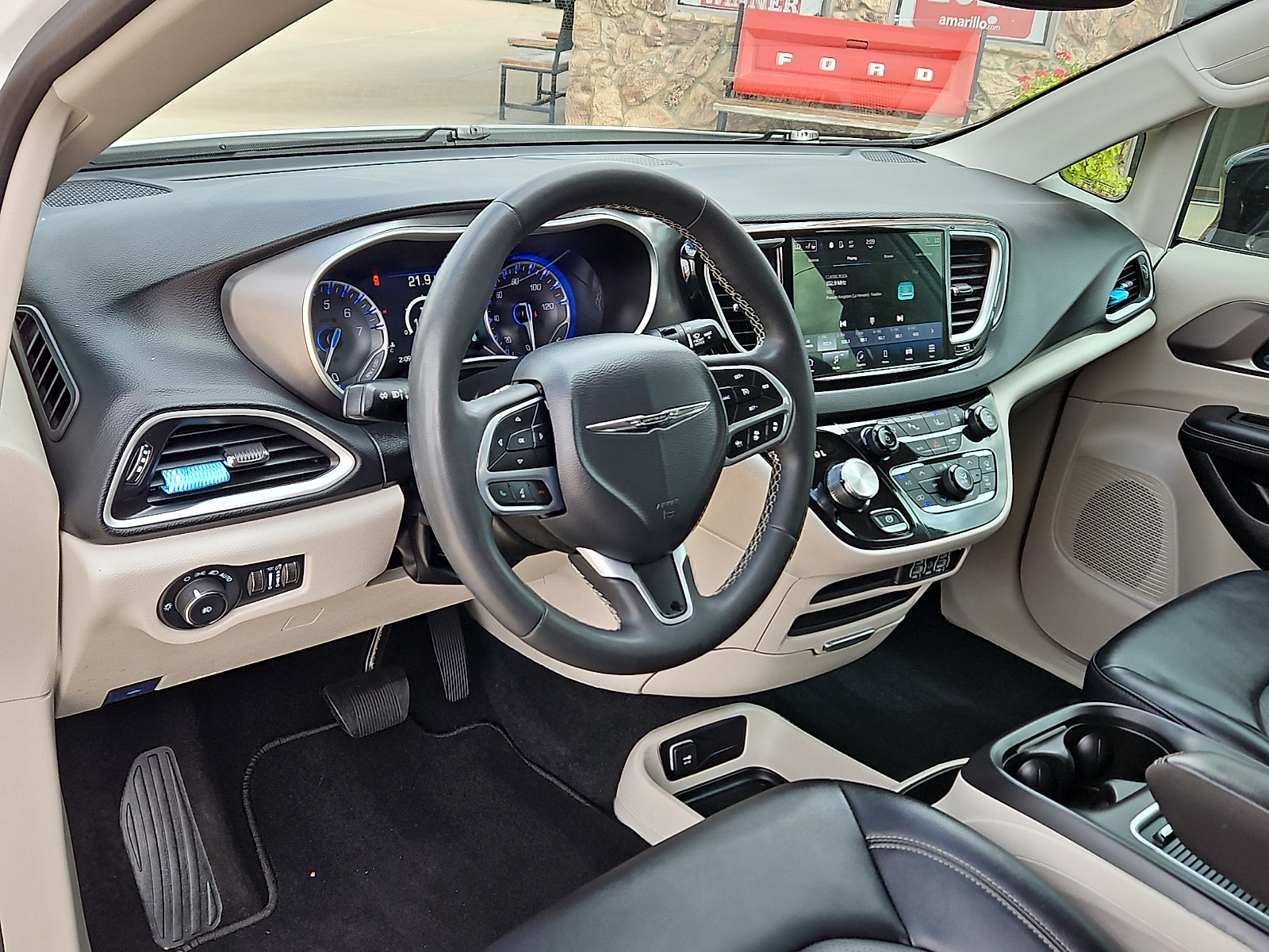 2024 Chrysler Pacifica photo 12 of 20