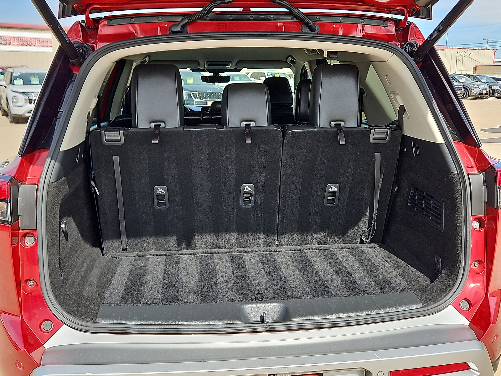 2025 Nissan Pathfinder photo 6 of 20