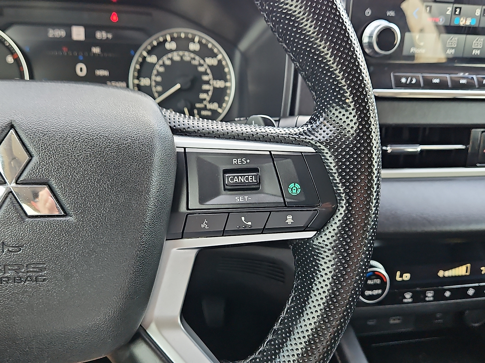 2024 Mitsubishi Outlander photo 18 of 20