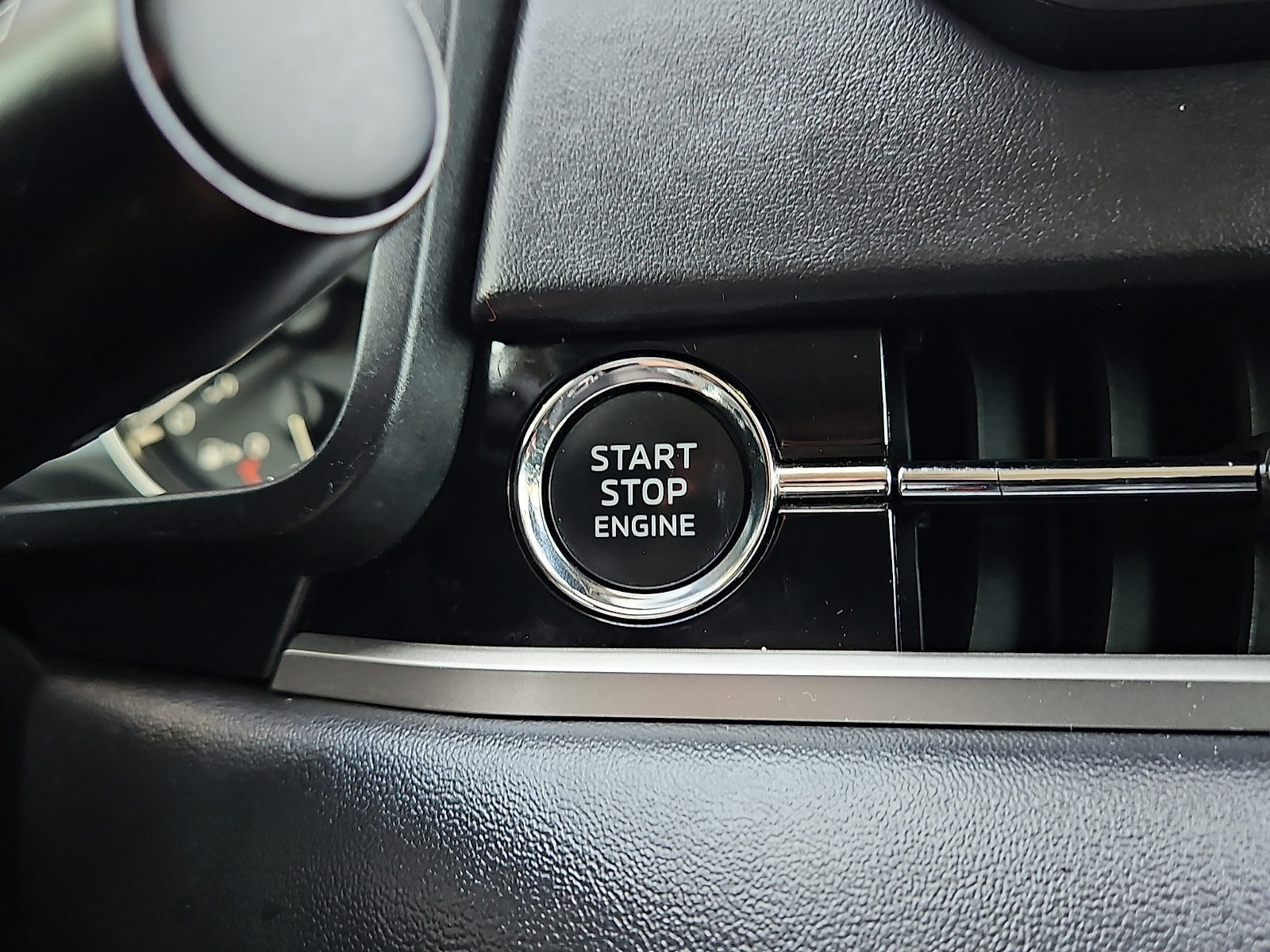 2024 Mitsubishi Outlander photo 20 of 20