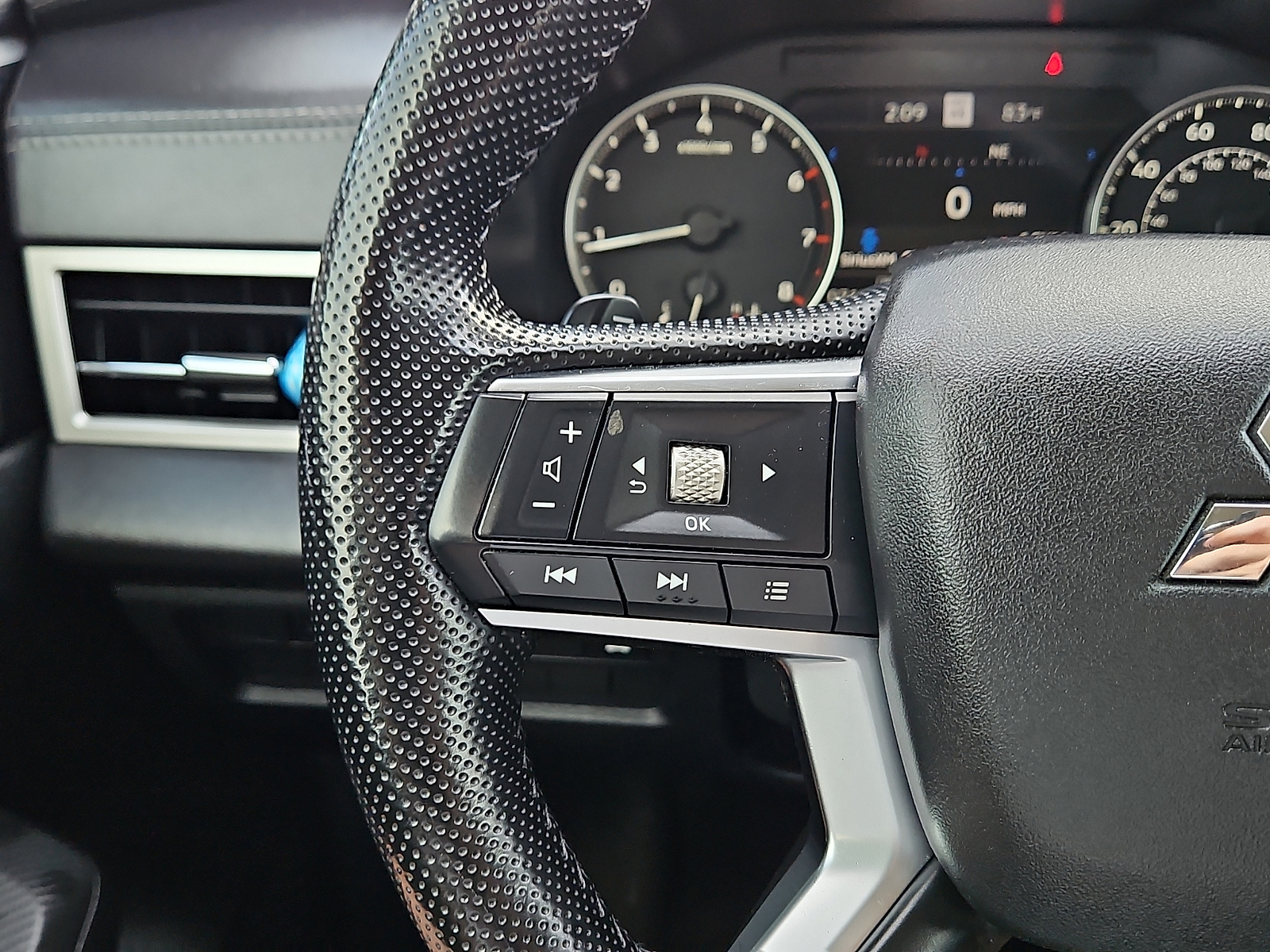 2024 Mitsubishi Outlander photo 17 of 20