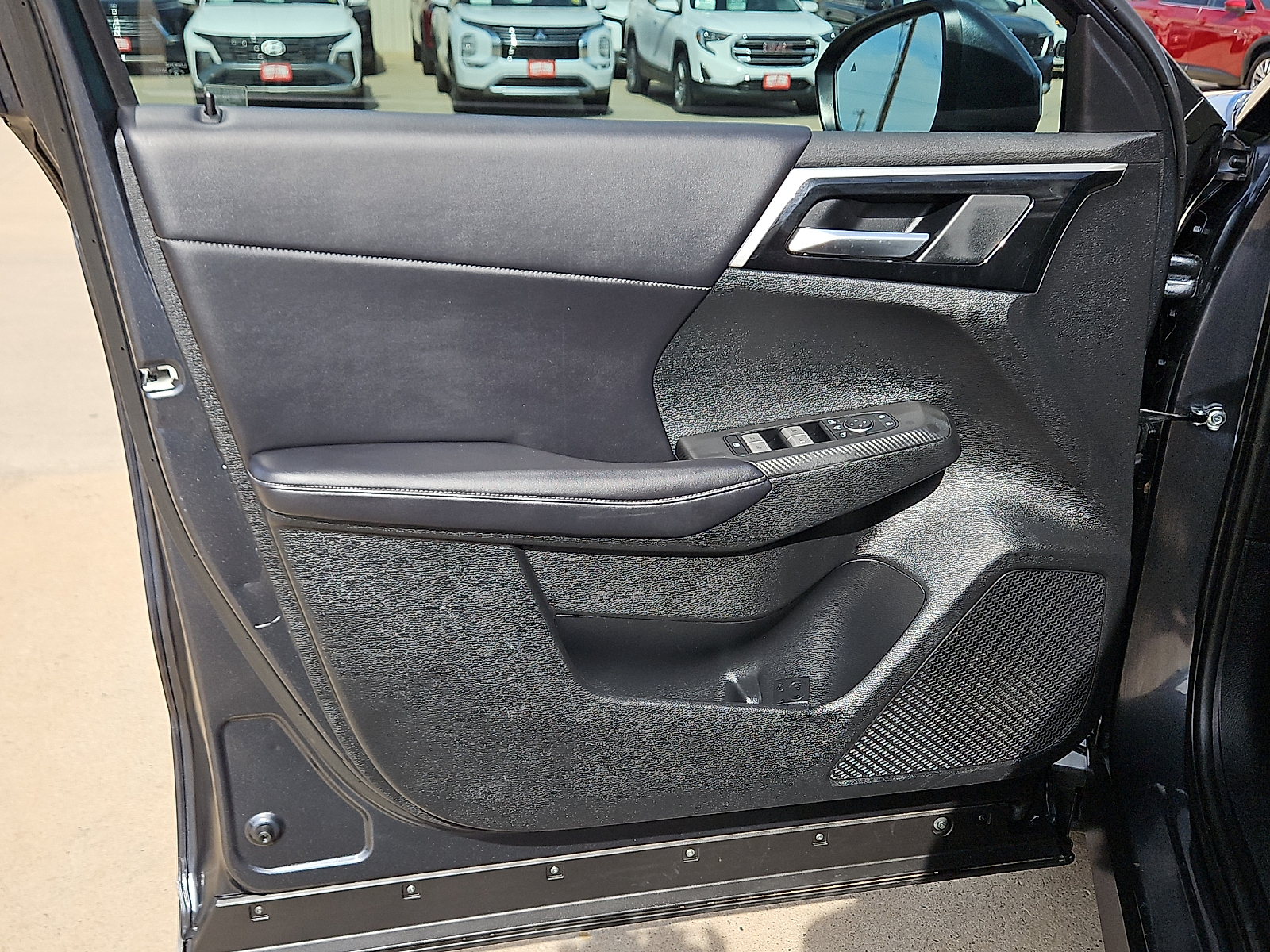 2024 Mitsubishi Outlander photo 13 of 20