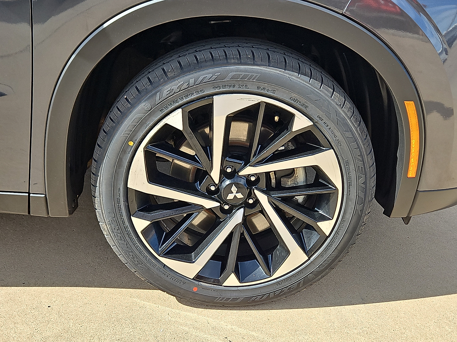 2024 Mitsubishi Outlander photo 5 of 20