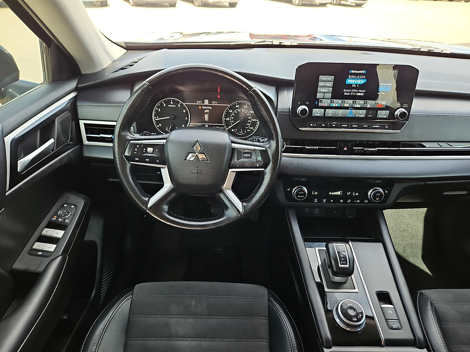 2024 Mitsubishi Outlander photo 8 of 20