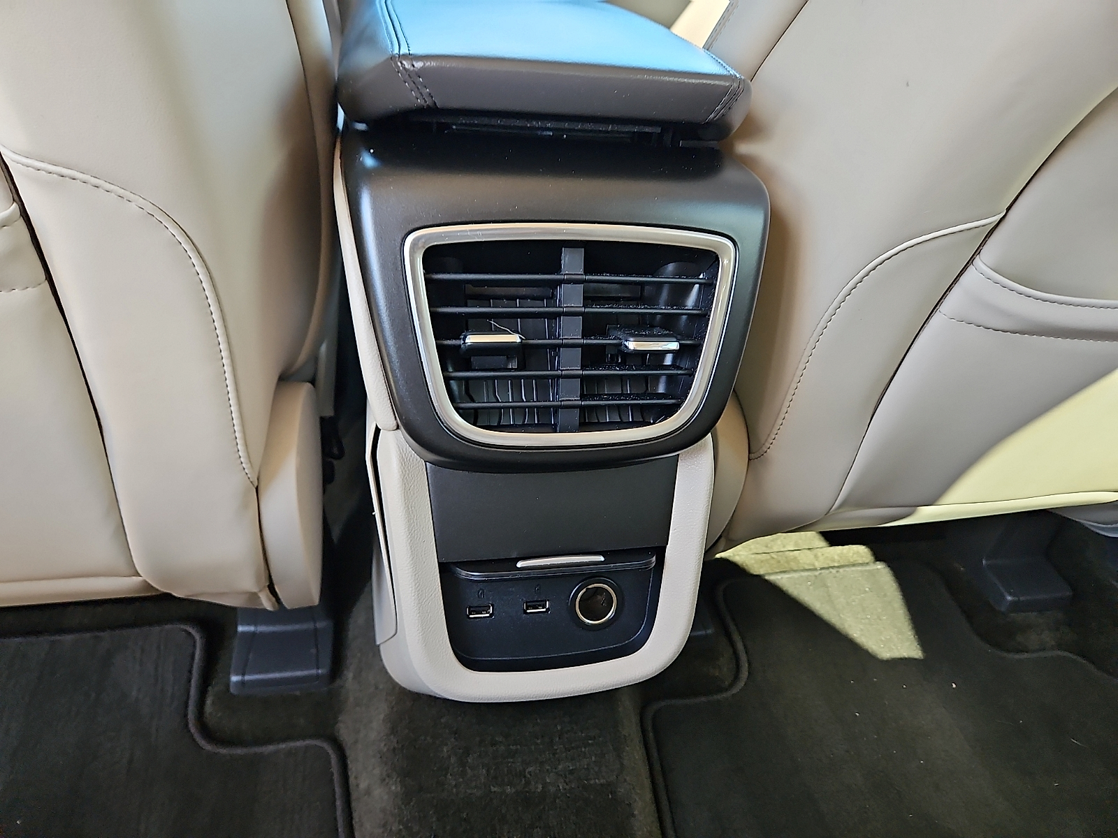 2016 Lincoln MKX photo 8 of 20