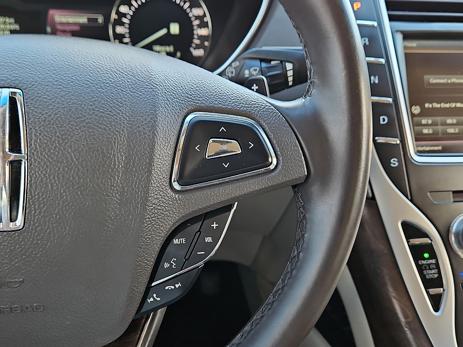 2016 Lincoln MKX photo 16 of 20